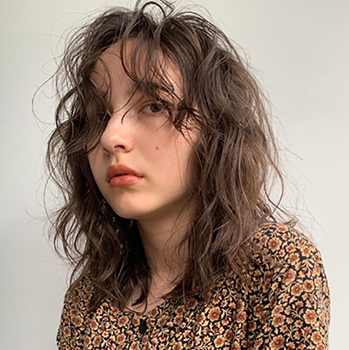 揺れ動く心のままに ヘアスタイルにも振れ幅をもたせて